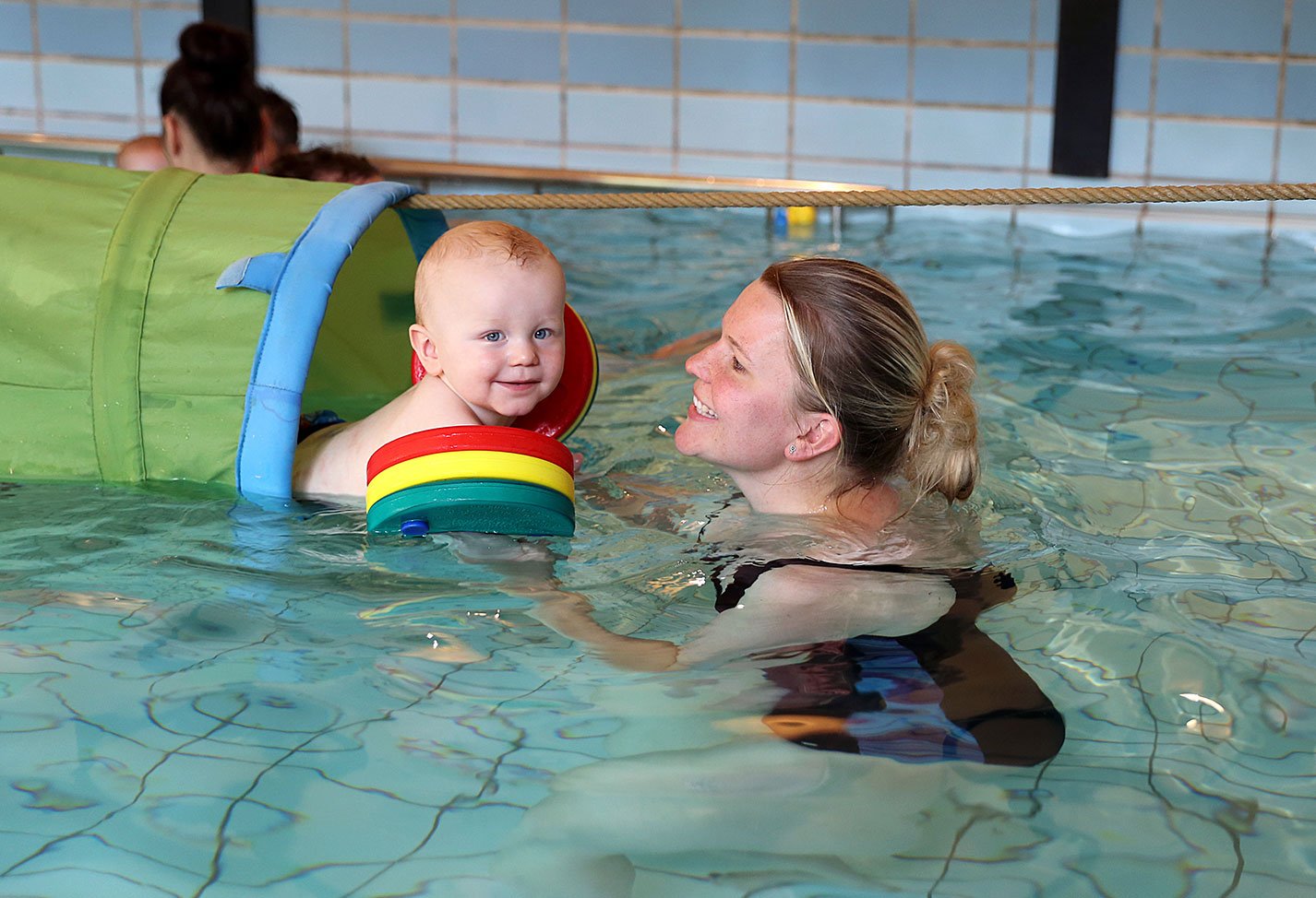¡Al agua! Ventajas y placeres de la natación para bebés