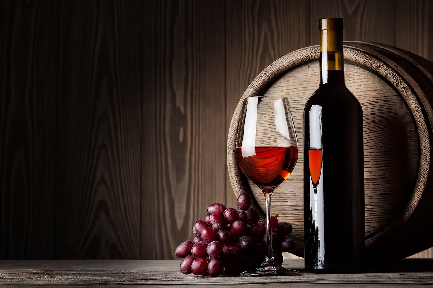 Ni muy frío, ni muy caliente: ¿cómo tomar el vino tinto en verano?