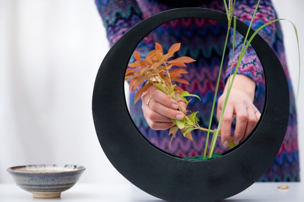 El ikebana invita a maniobrar con las flores y plantas hasta que se encuentren en la mejor posición para su observación.