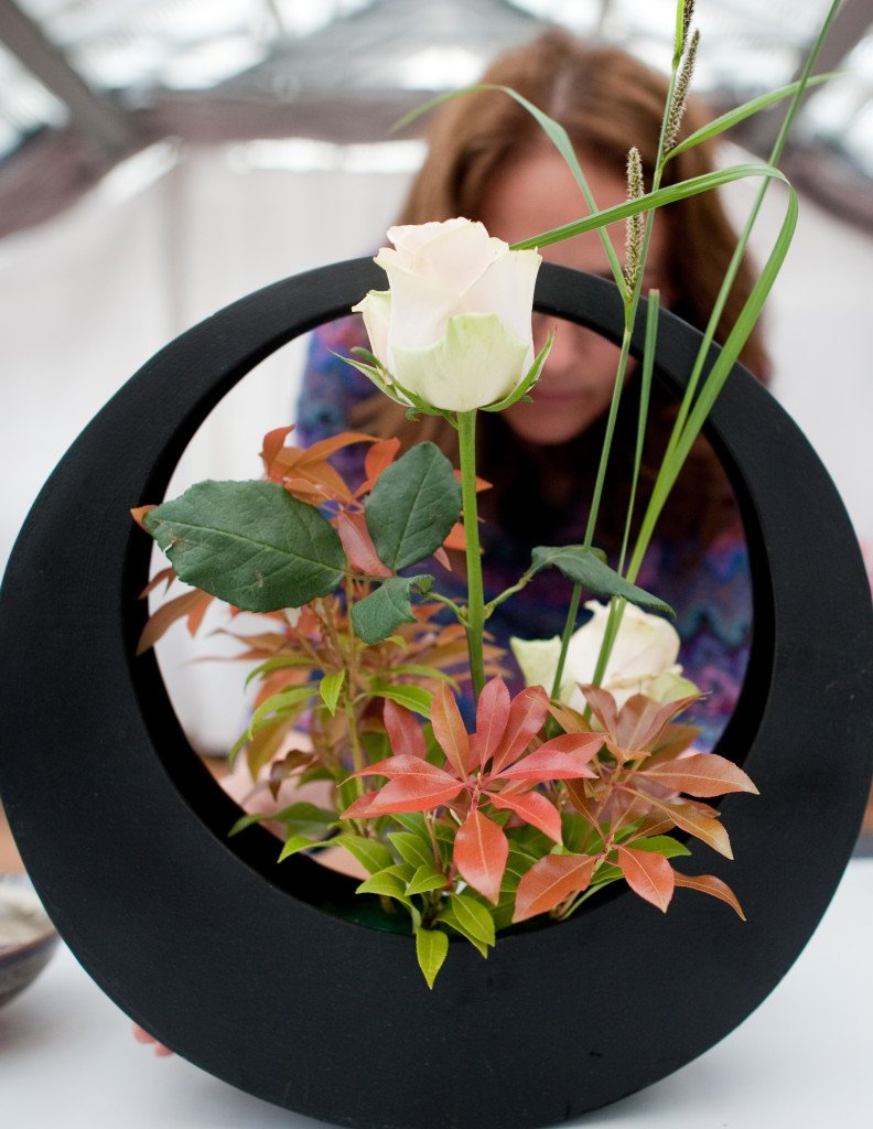 Los arreglos de ikebana suelen estar compuestos a base de unos pocos elementos ordenados siguiendo reglas muy estrictas.