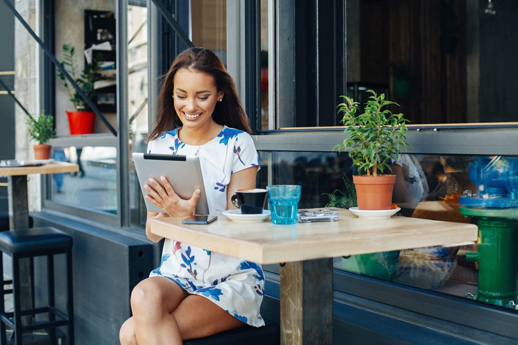 MUJER IPAD CAFETERIA