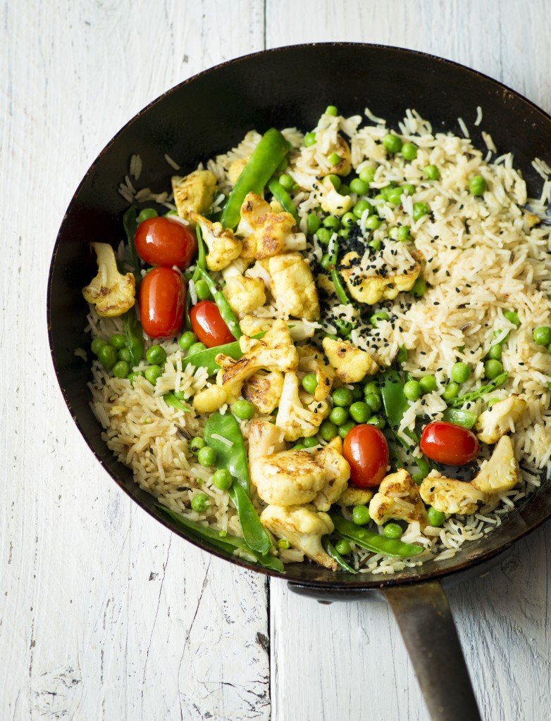 Sabroso arroz al curry con coliflor y guisantes