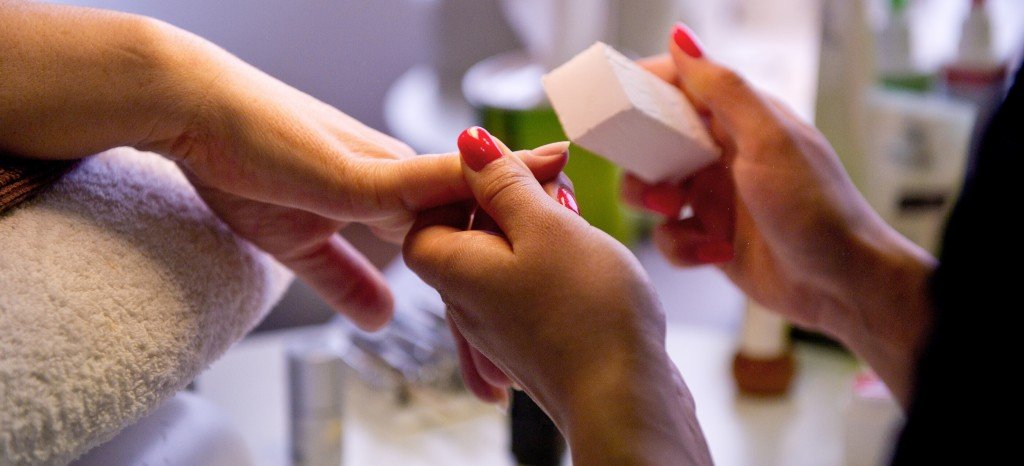 Tonos vino y colorblocking: nuevas tendencias para las uñas