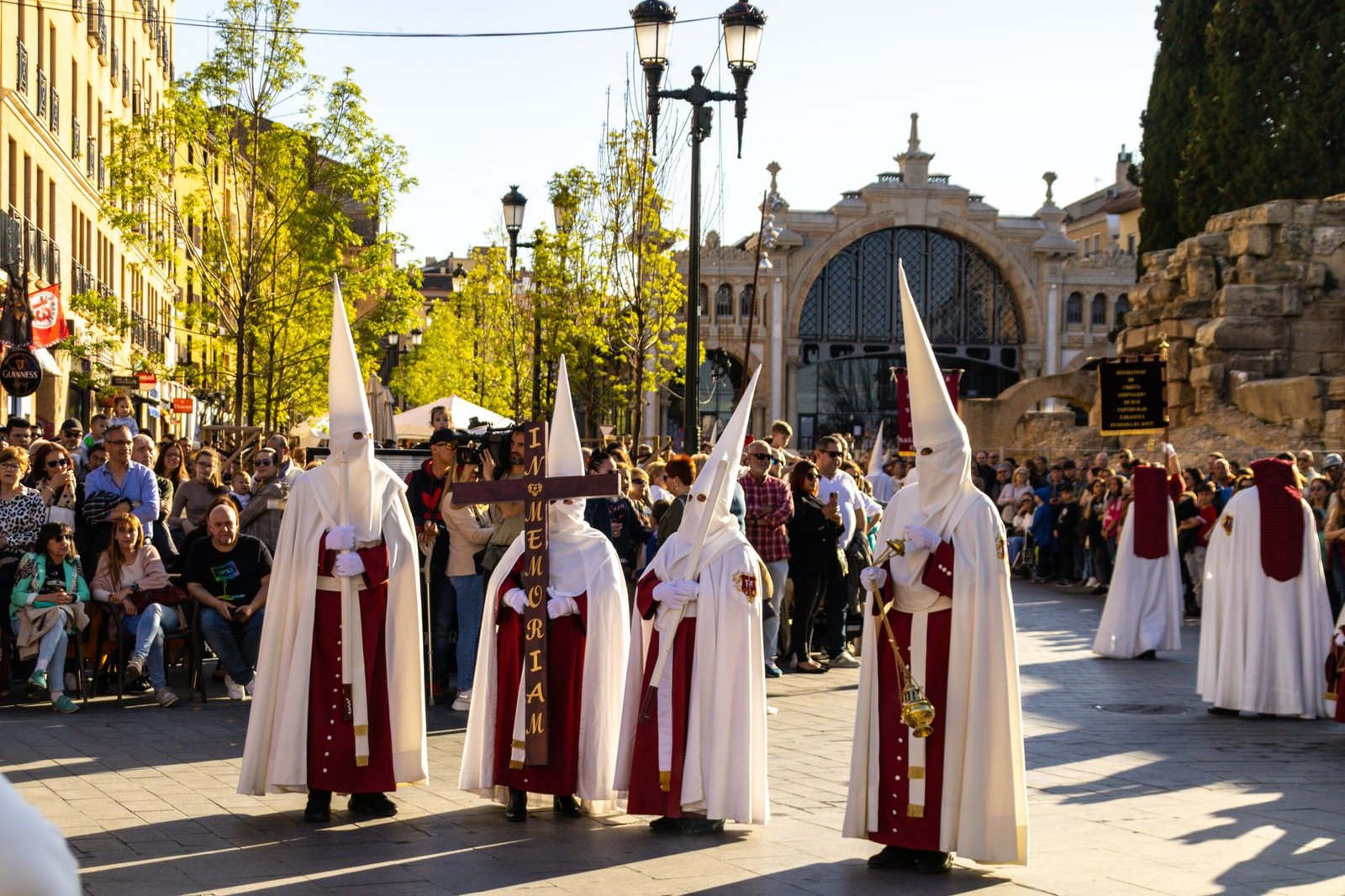 Procesión de Semana Santa por la calle