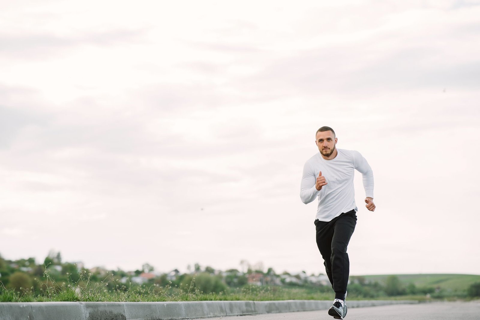 Corredor entrenando al aire libre