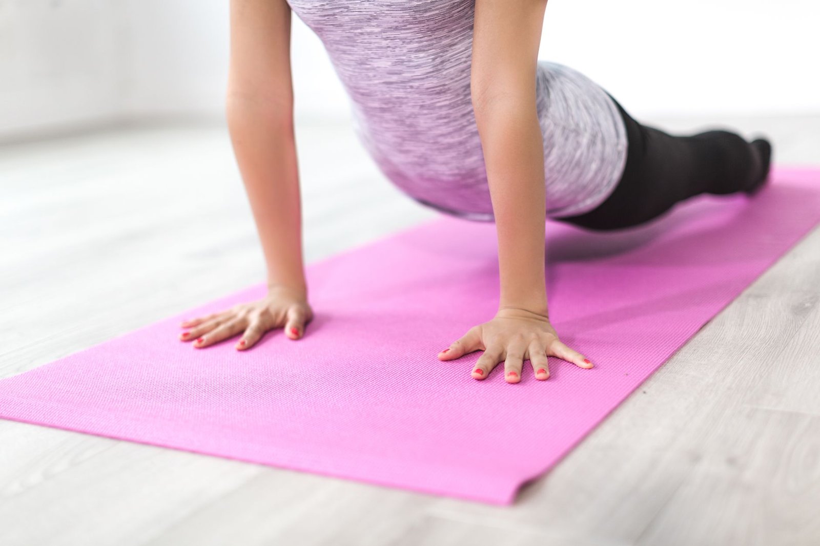 Mujer haciendo ejercicio en una esterilla