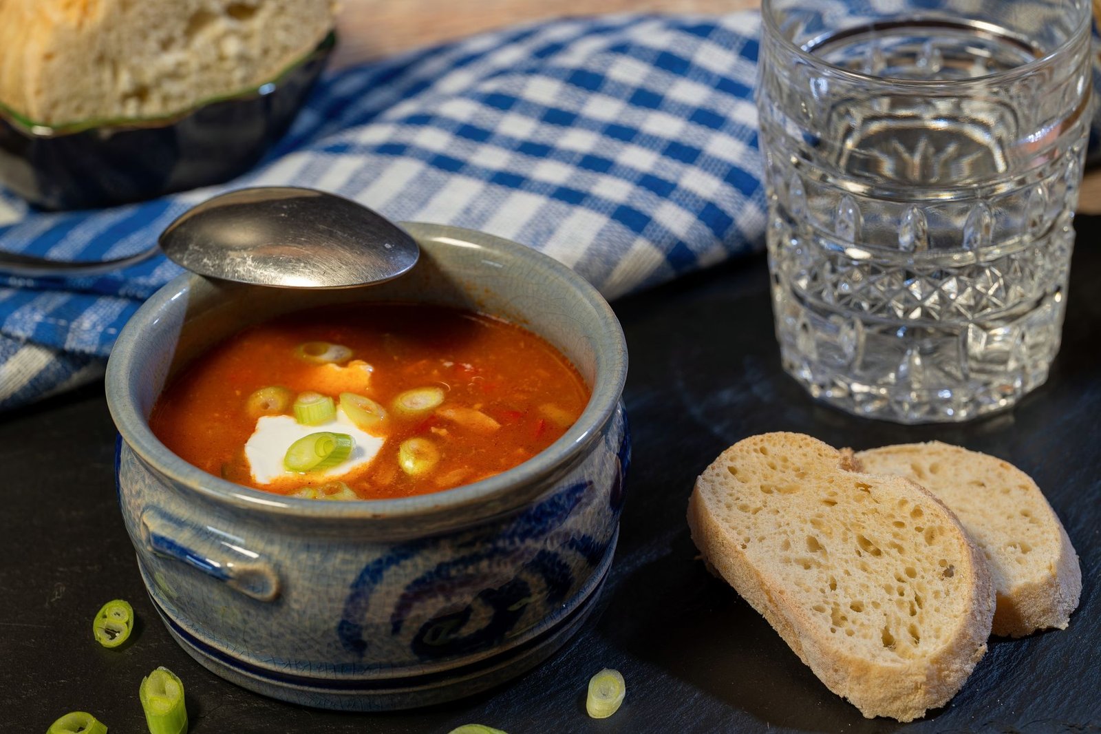 Crema de verduras servida en un cuenco