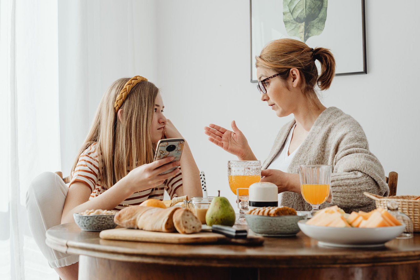 Madre y adolescente conversando