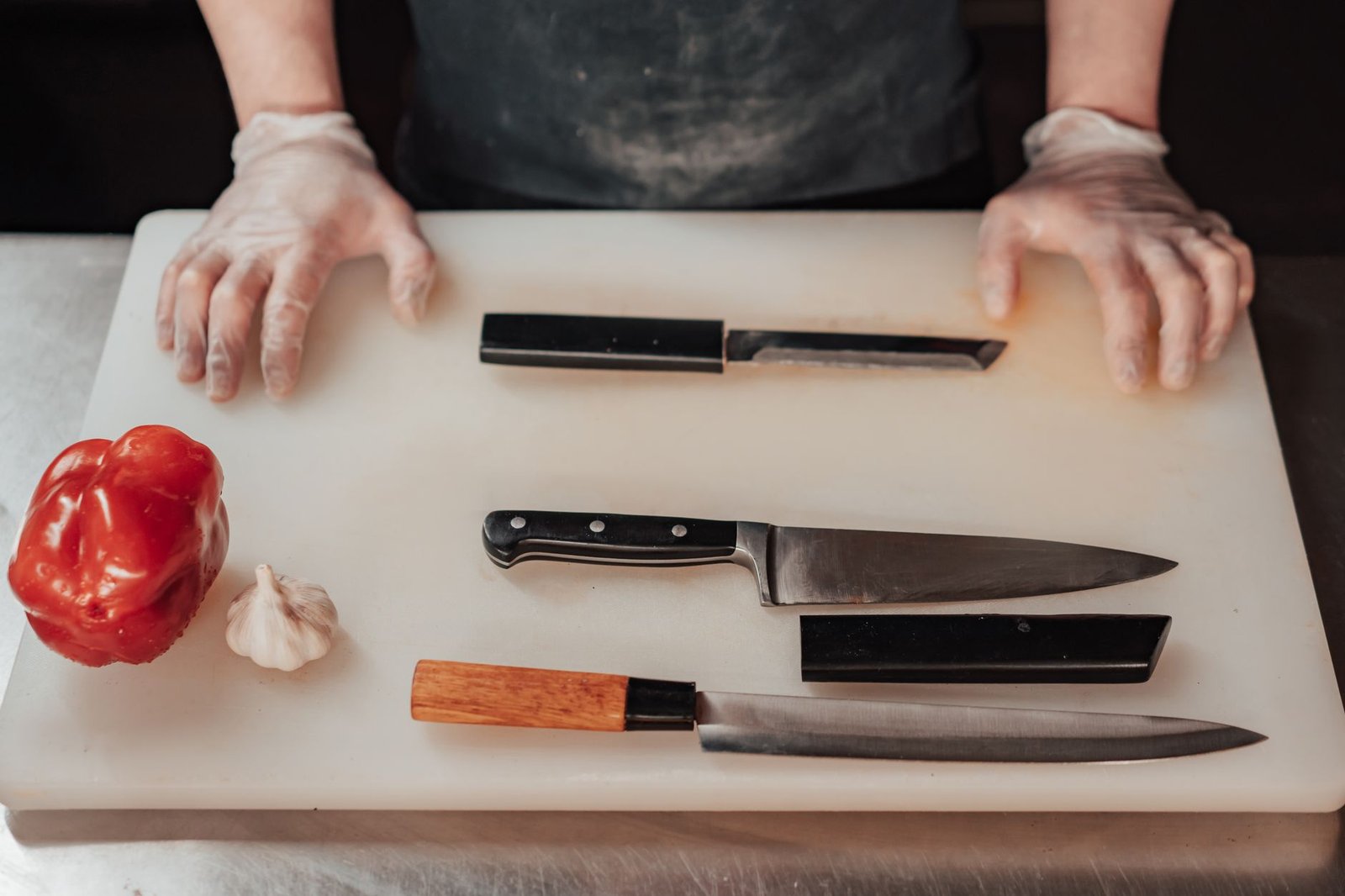 Cuchillos de cocina sobre una tabla