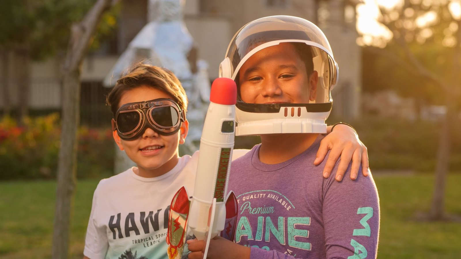 Niños jugando al aire libre en un parque con luz de tarde