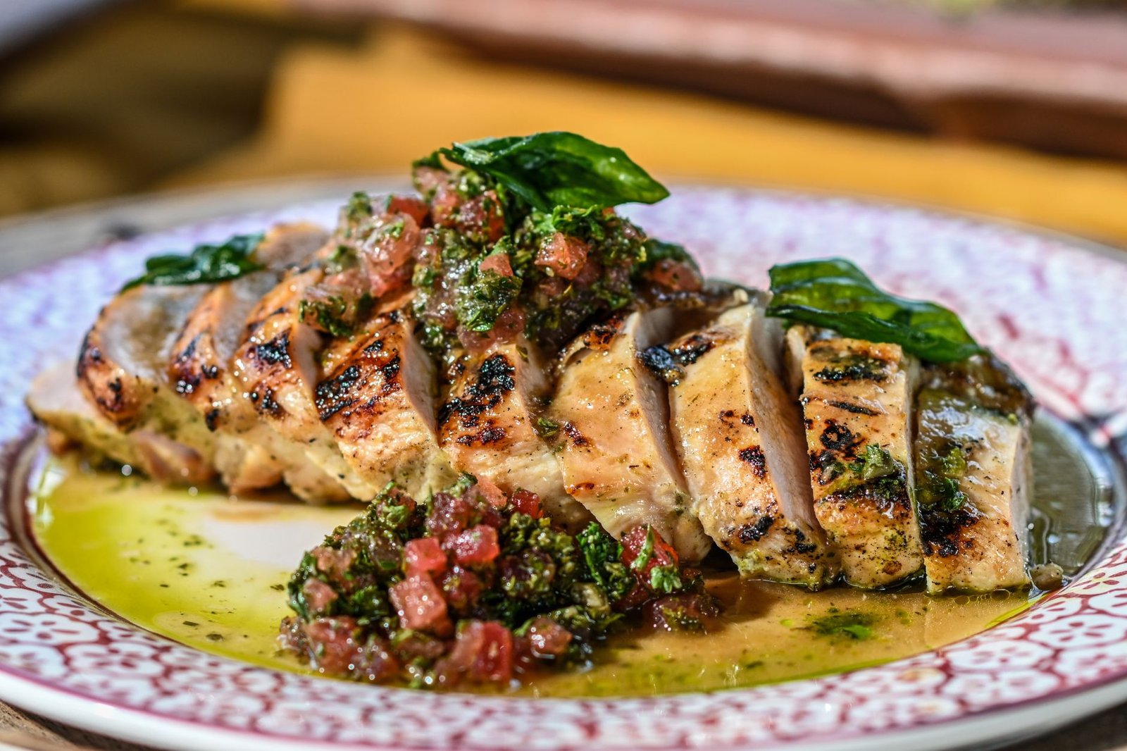 Bol de chimichurri casero junto a carne recién hecha a la parrilla