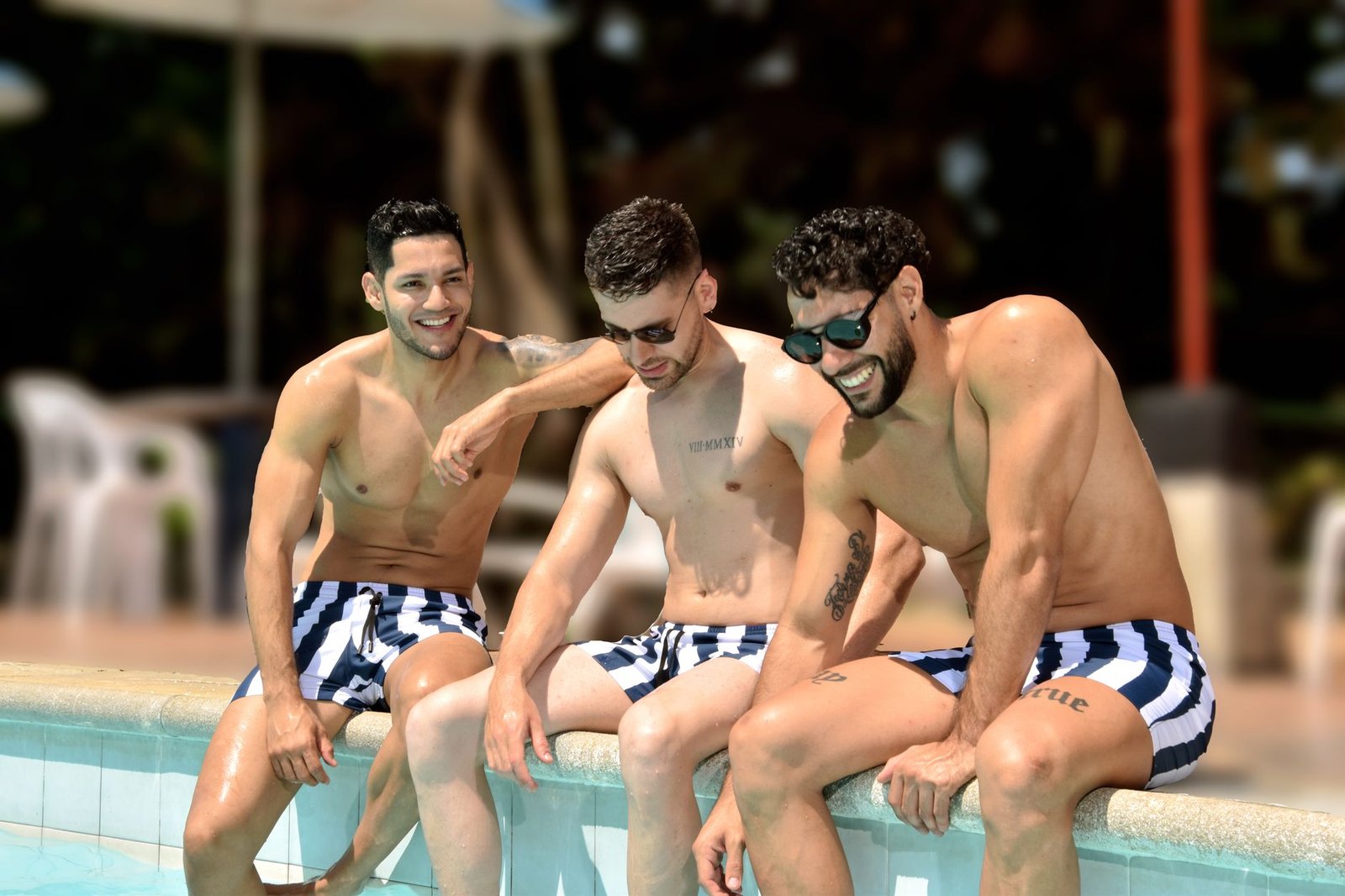 Bañadores de hombre colgados al sol junto a la playa