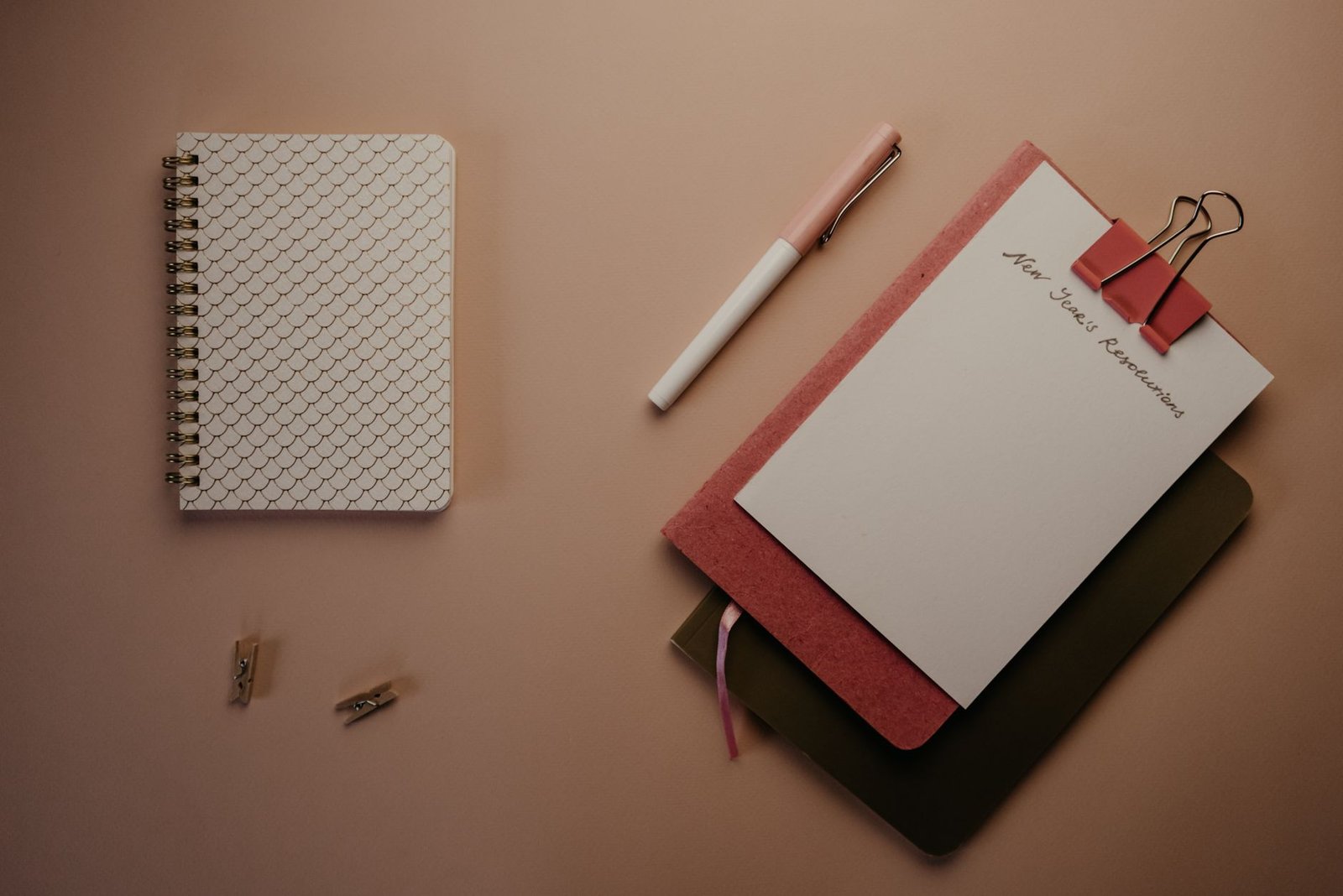 Cuaderno abierto con una lista de propósitos junto a una taza de café