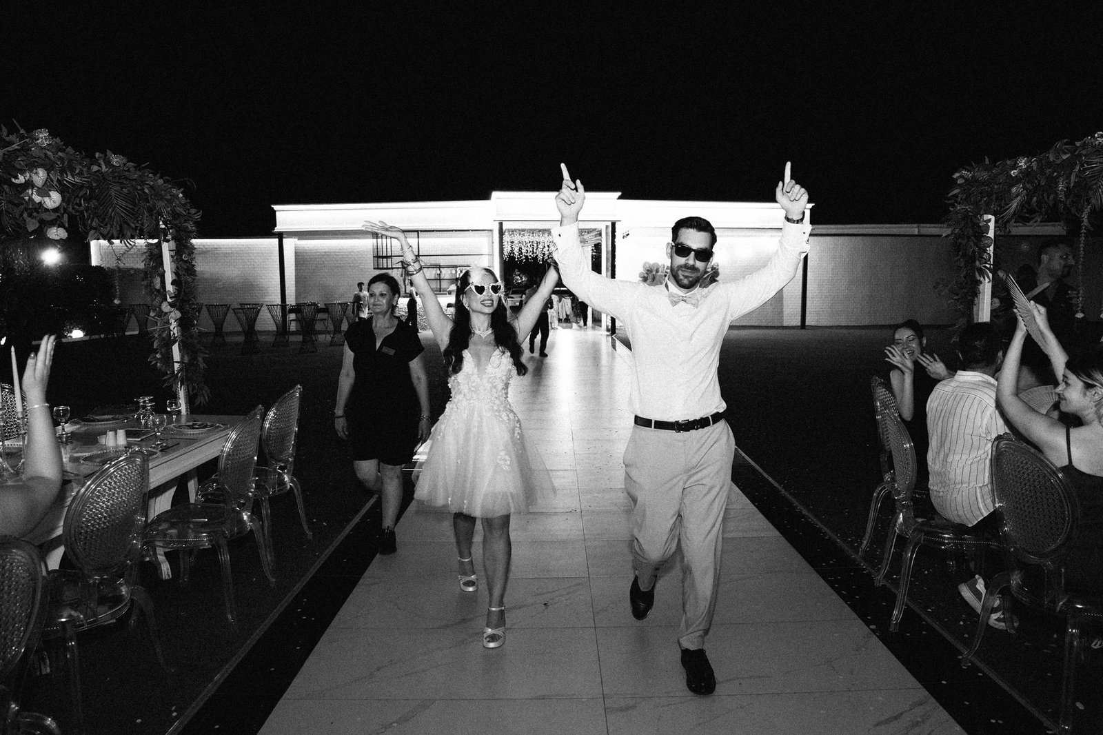 Mujer con vestido fluido de verano en una boda al aire libre