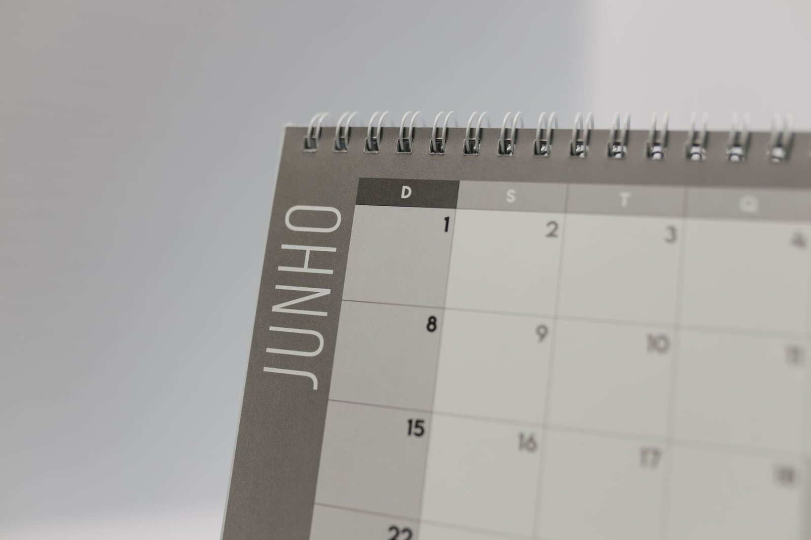 Mujer marcando fechas en un calendario de pared junto a su escritorio