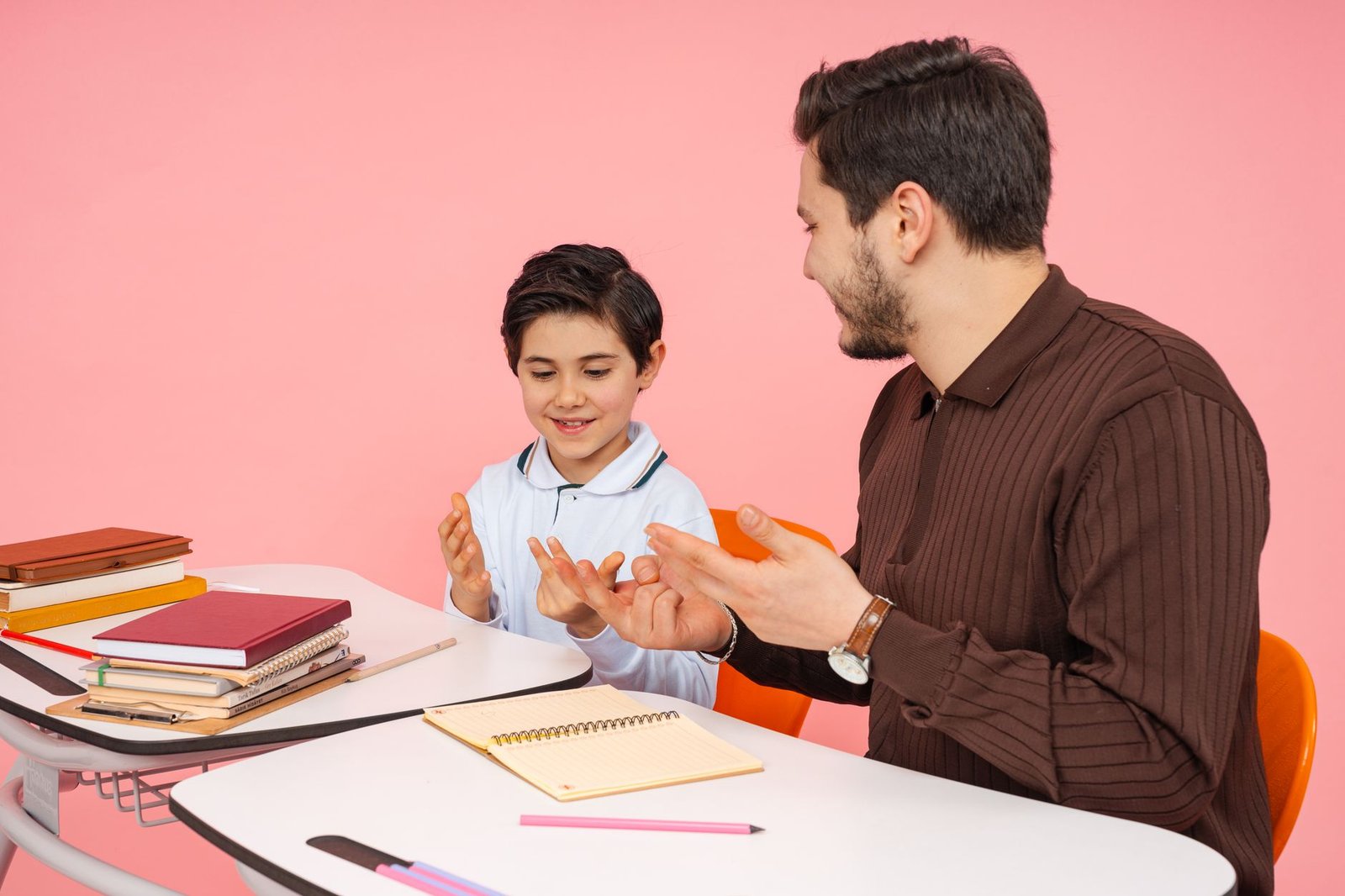 Una madre conversa con la tutora sentadas a una mesa en un aula