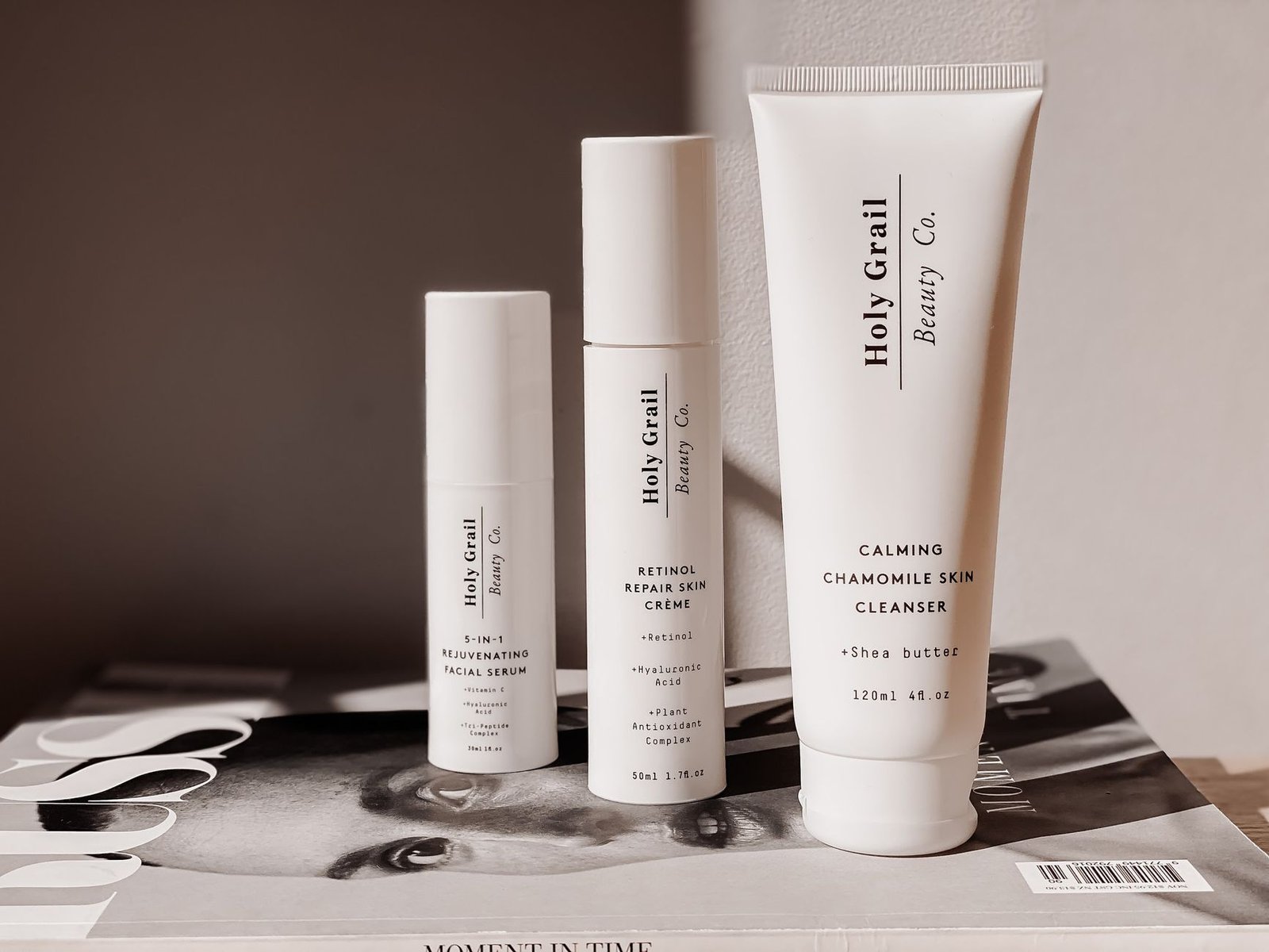 Frasco con cuentagotas de sérum sobre un fondo claro junto a una crema facial